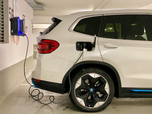 La Californie expérimente une taxe au kilomètre pour les voitures électriques. Unsplash