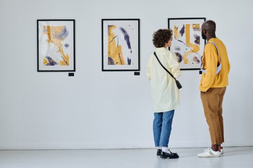 Young,couple,visiting,art,gallery