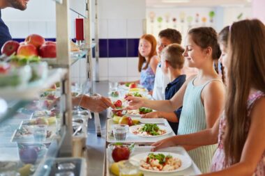 Group,of,children,as,elementary,students,at,buffet,line,,enjoying