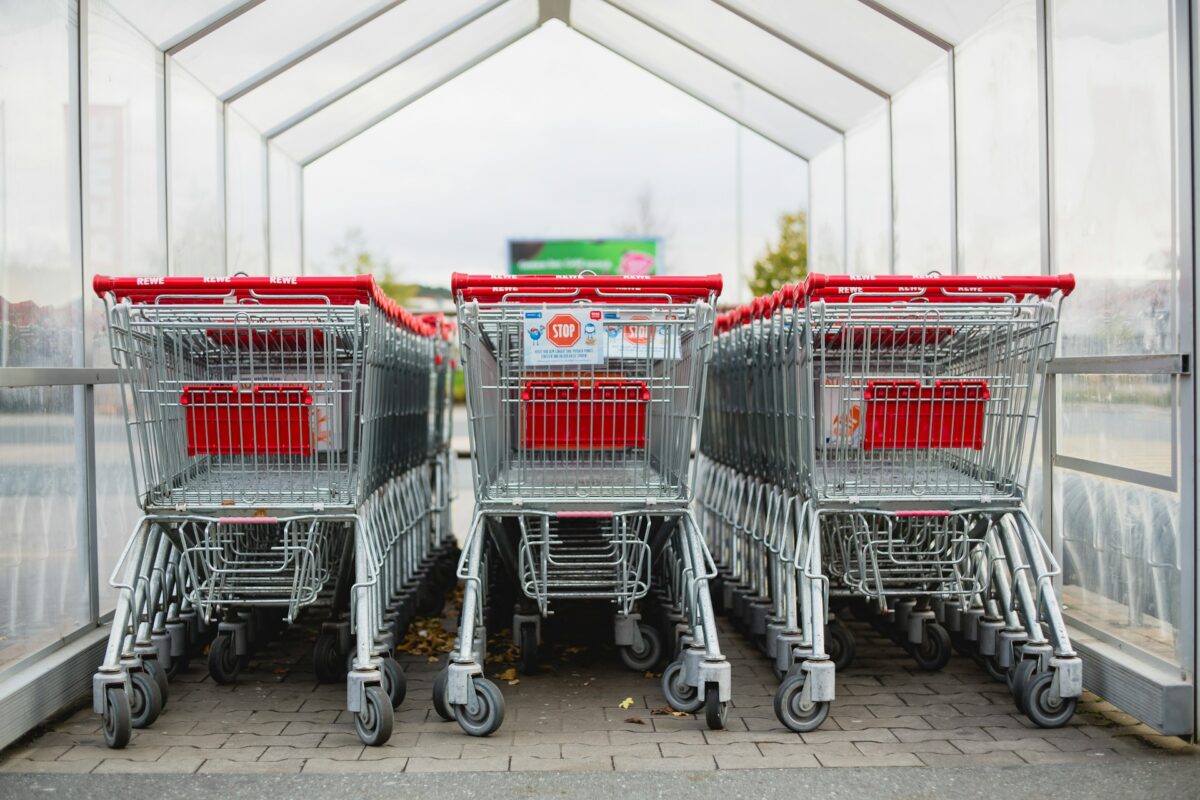 Un supermarché Auchan de l'Eure a instauré le prêt d'un caddie en échange d'une pièce d'identité. Unsplash