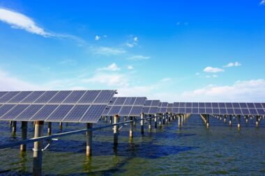 Énergie renouvelable : SolarinBlue inaugure un parc solaire offshore