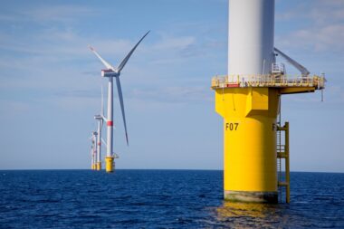 Le retrait d'Equinor d'Espagne et du Portugal, deux pays où les perspectives de développement de l'éolien offshore étaient prometteuses, pourrait avoir des répercussions importantes sur l'ensemble du secteur en Europe. L'Espagne, par exemple, avait fixé un objectif ambitieux de 3 GW d'énergie éolienne offshore installée d'ici 2030 (Offshorewind.biz). L'abandon de projets tels que le Floating Offshore Wind Canarias (FOWCA), un partenariat entre Equinor et Naturgy, laisse planer une incertitude sur l'atteinte de cet objectif. D'autre part, le Portugal, qui avait récemment lancé la première phase de son appel d'offres pour le développement de l'éolien offshore, pourrait également voir son marché fragilisé par cette décision (Splash247). En effet, avec 50 développeurs ayant exprimé leur intérêt pour ce marché, la sortie d'un acteur majeur comme Equinor pourrait ralentir le développement des projets en cours. Cependant, il est important de noter qu'Equinor n'a pas totalement tourné le dos au marché européen de l'éolien offshore. La société continue de développer des projets importants, notamment au Royaume-Uni avec le parc éolien de Dogger Bank A et le projet Empire Wind près de New York (Splash247). Ces projets, qui restent dans des régions où les conditions économiques sont plus favorables, montrent qu'Equinor reste engagé dans le secteur des énergies renouvelables, mais avec une approche plus sélective et prudente.