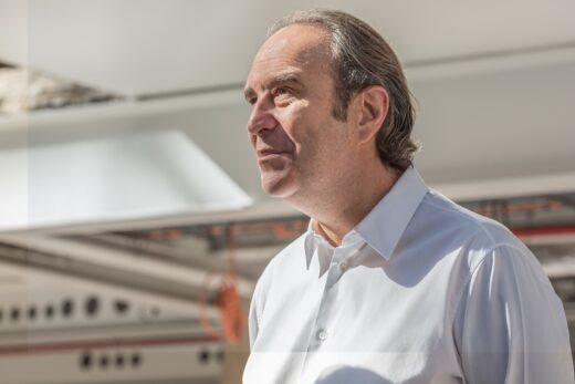 xavier-niel-free-monte-sur-scene-olympia-annonce