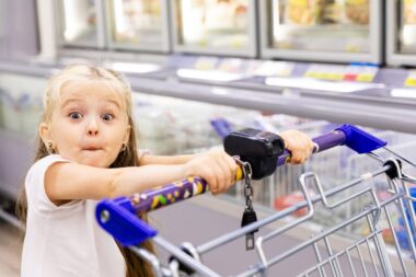 agroalimentaire, supermarché, enquête, UFC-Que Choisir, alerte, danger, bonbons, malbouffe, enfant, obésité infantile, santé, caisse, marketing