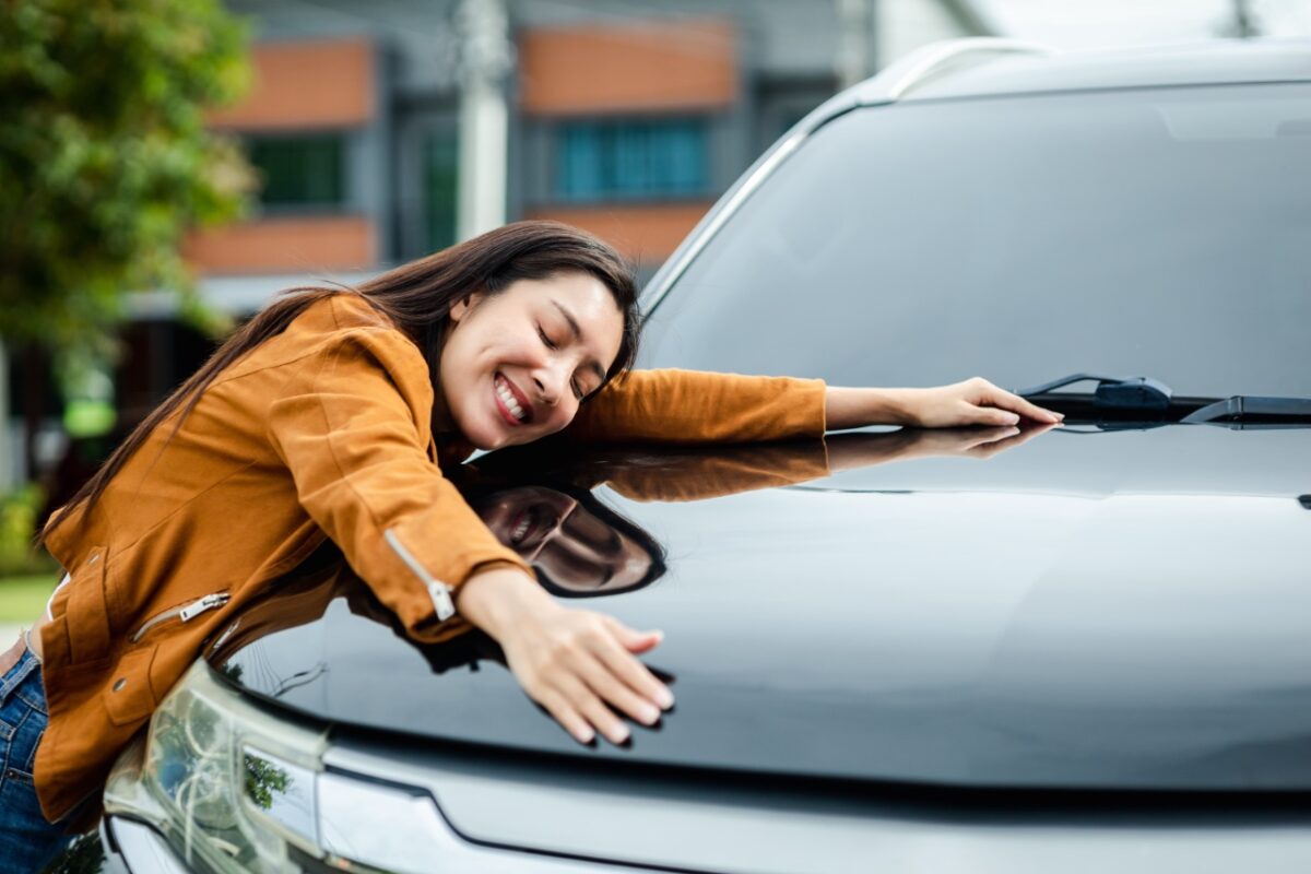 Young,beautiful,asian,woman,getting,the,new,car.,she,hugged