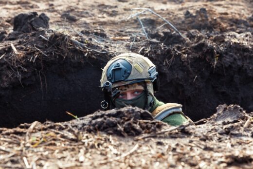 Du passe sanitaire au passe militaire. Les mêmes techniques de propagande