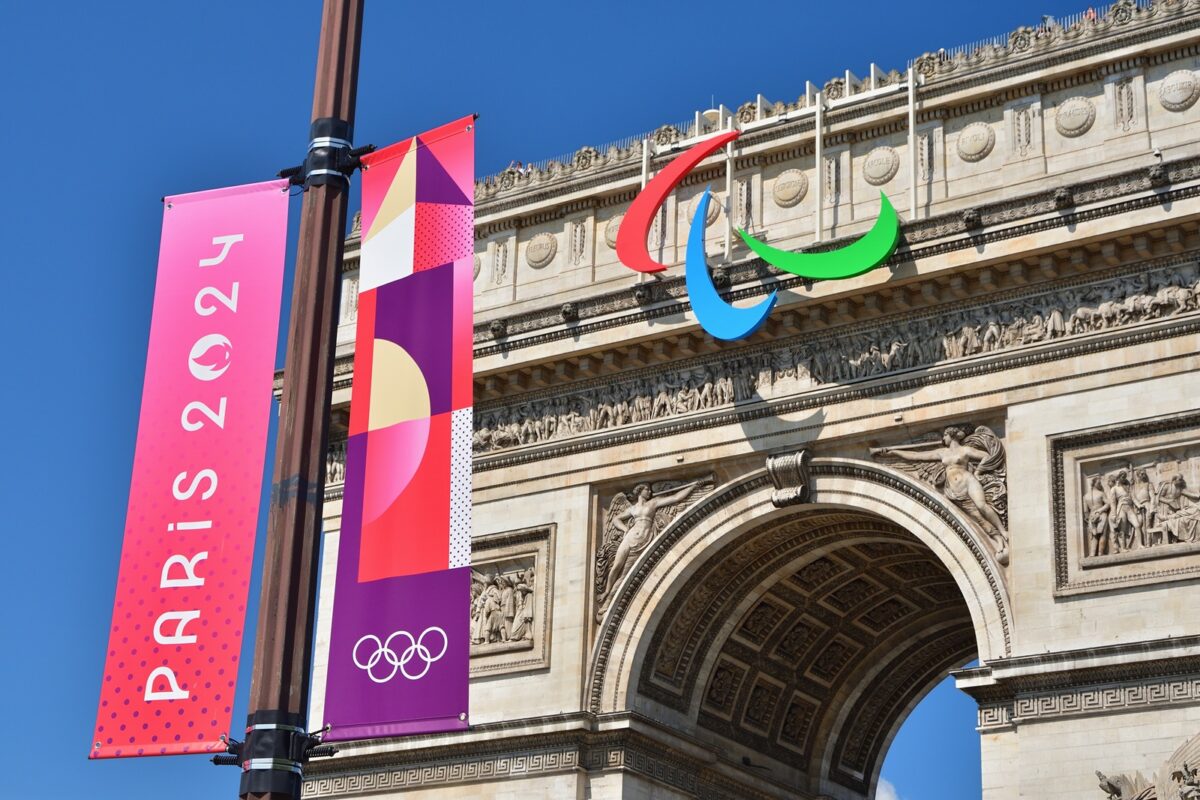 Paris,,france.,the,arc,de,triomphe,with,the,paralympic,symbol