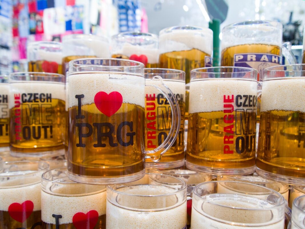 Shelf,in,a,souvenir,shop,with,glasses,with,famous,czech