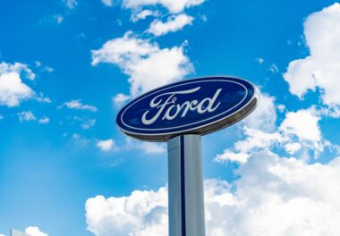 Ford supprime 4 000 emplois en Europe : une transition électrique sous haute tension