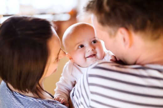 Accueil d’un enfant : vers un congé parental plus long et mieux payé ?