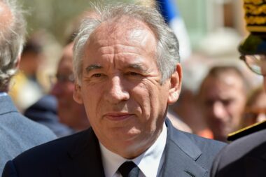 Bayrou dépense 12.000 euros pour donner 25.000 euros pour Mayotte