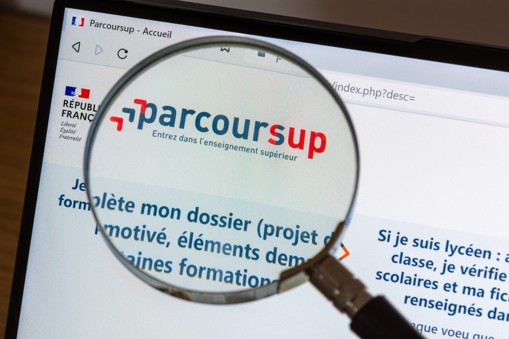 À l'ouverture des inscriptions sur Parcoursup, les étudiants ont accès à près de 23 000 formations supérieures.Le 18 décembre 2024, le moteur de recherche des formations Parcoursup 2025 sera accessible, suivi par l'ouverture de la plateforme le 15 janvier 2025.