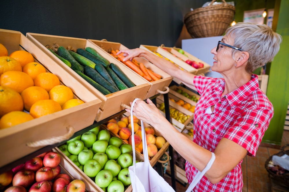 Choisissez des légumes de saison lors de vos courses pour faire des économies.