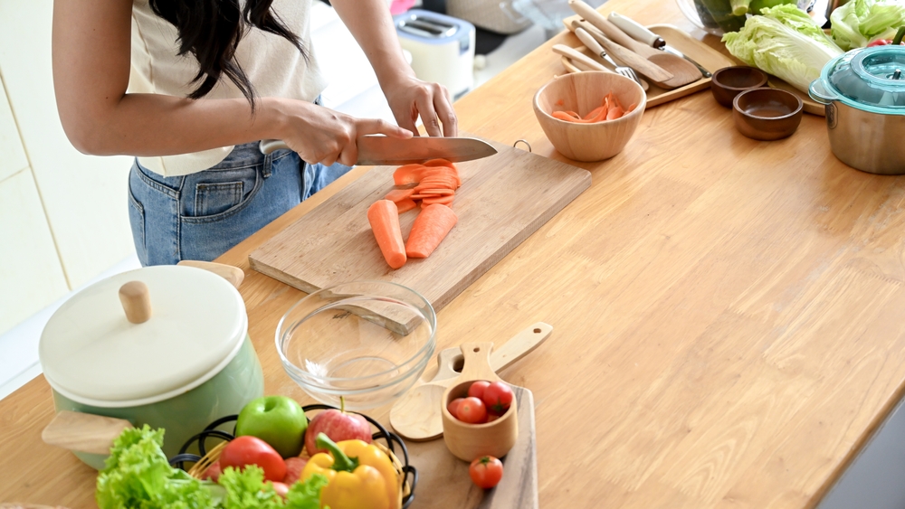 Cuisinez des repas sains maison et évitez les plats préparer pour faire des économies.