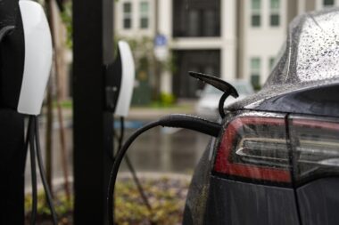 Voitures électriques : pourquoi les prix vont-ils autant baisser en 2025 ?